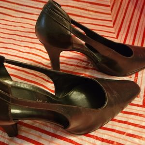 516. Nine West metallic sheen heels